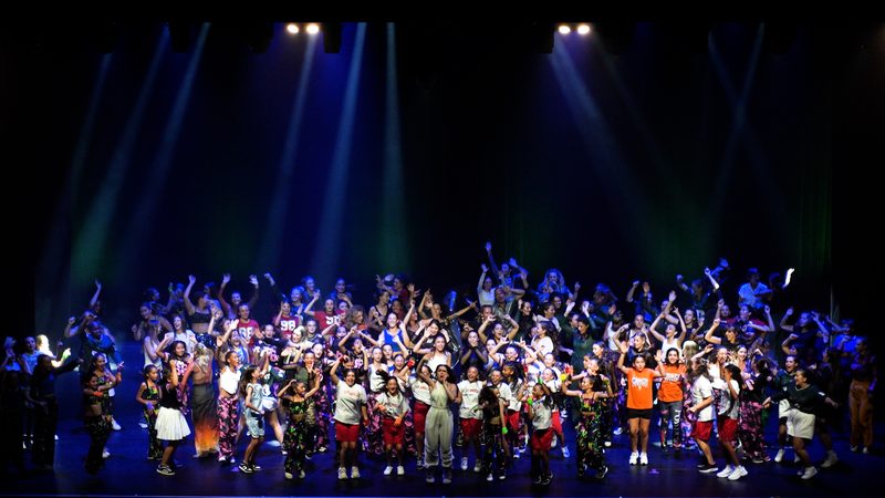L'ensemble des élèves sur le plateau, dans une lumière bleue et blanche.